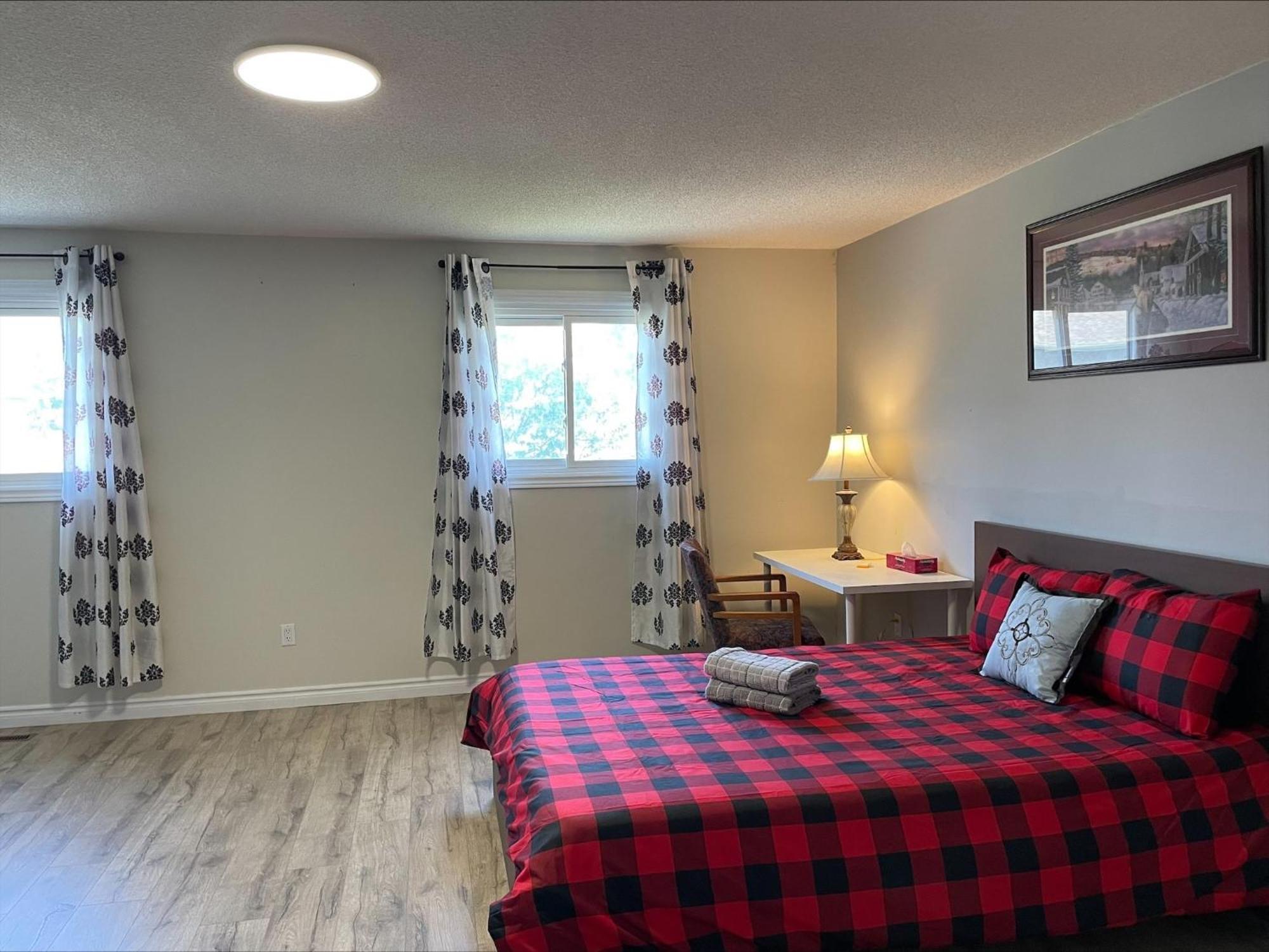 Bhf Near College & Hosp Self-Service Check-In So Fast Net Free Parking In Barrie Buitenkant foto